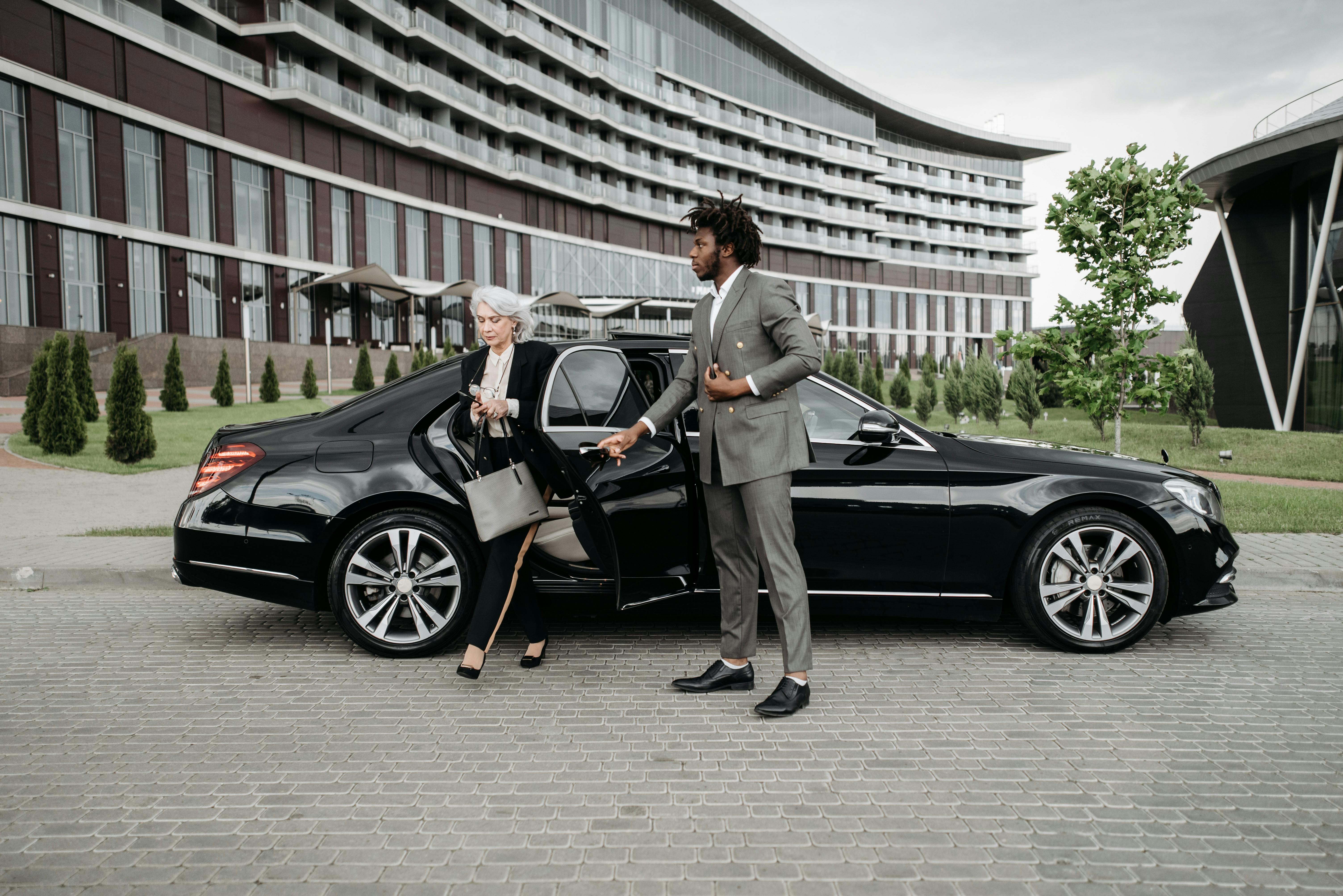 Luxury chauffeur service in Hamilton Airport